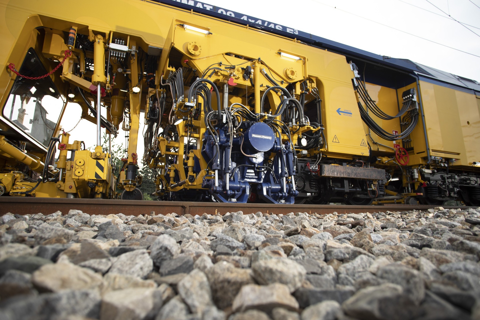 Gleisbaumaschine von Plasser & Theurer im Einsatz.