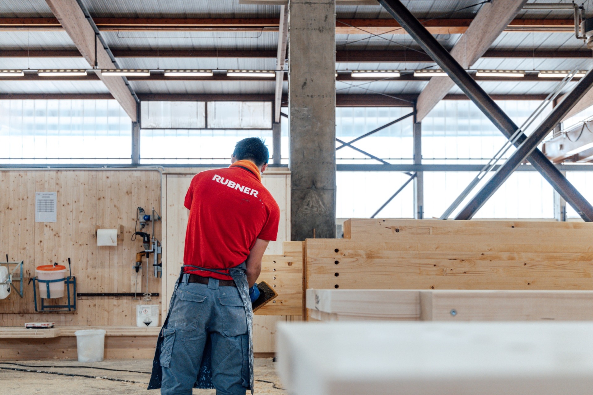 Rubner Mitarbeiter mit Brettschichtholz im Werk