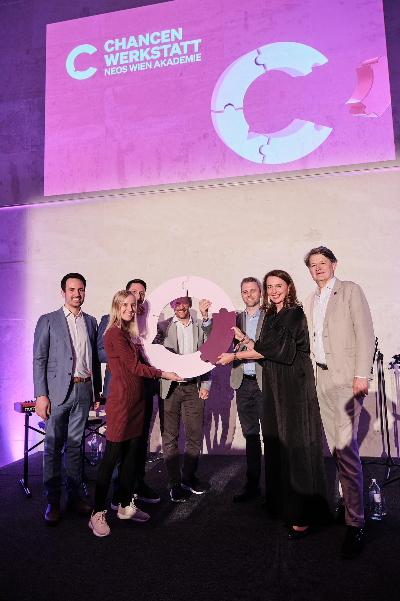 Team der Chancenwerkstatt NEOS Wien Akademie auf der Bühne.