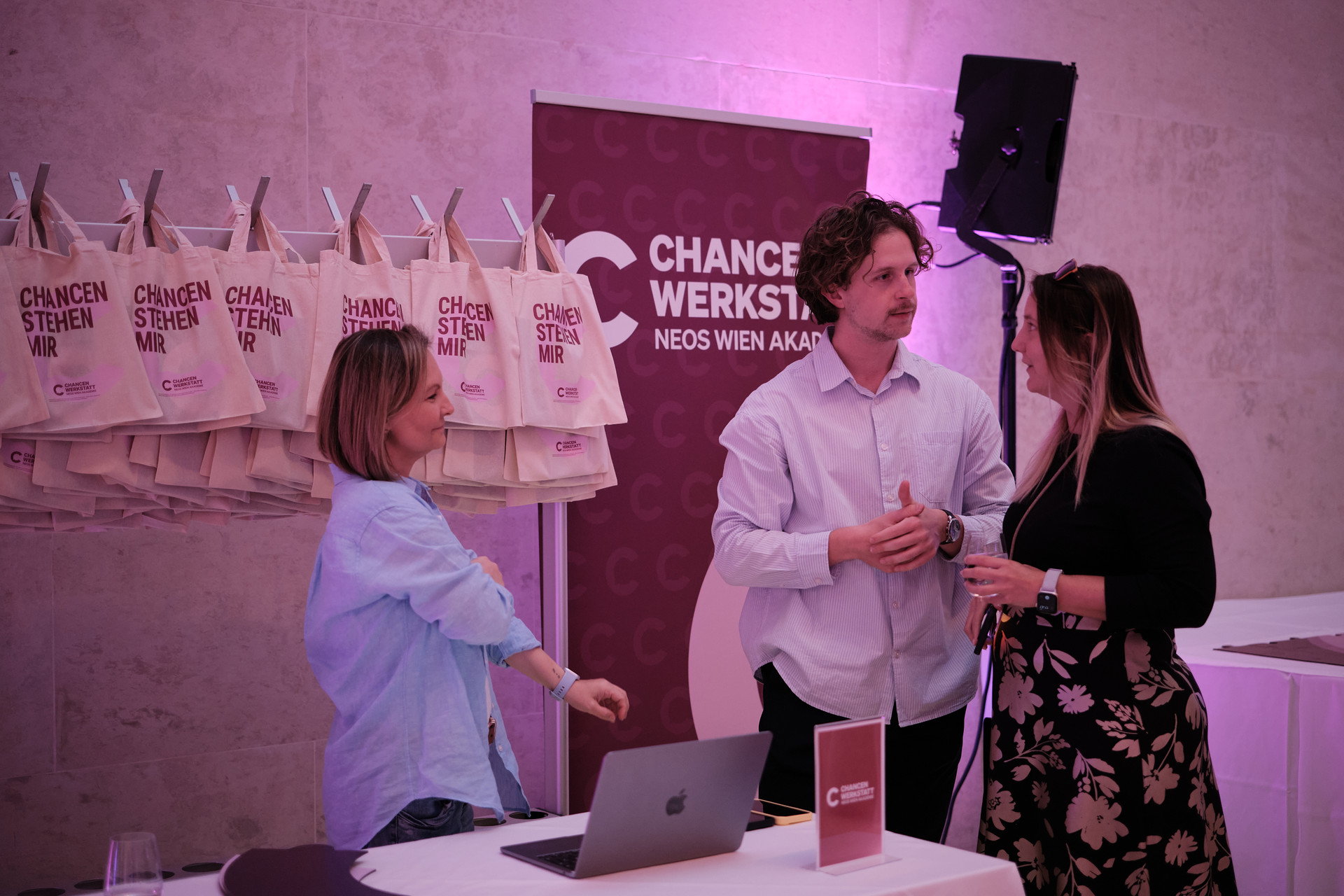 Infostand der Chancenwerkstatt NEOS Wien Akademie.