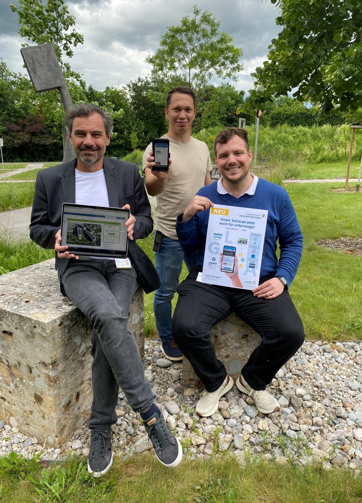 Mitarbeitende des Landesklinikums Neunkirchen zeigen die Mitarbeiter-App „LGA update“ auf Smartphone und Tablet (Foto: LK Neunkirchen)