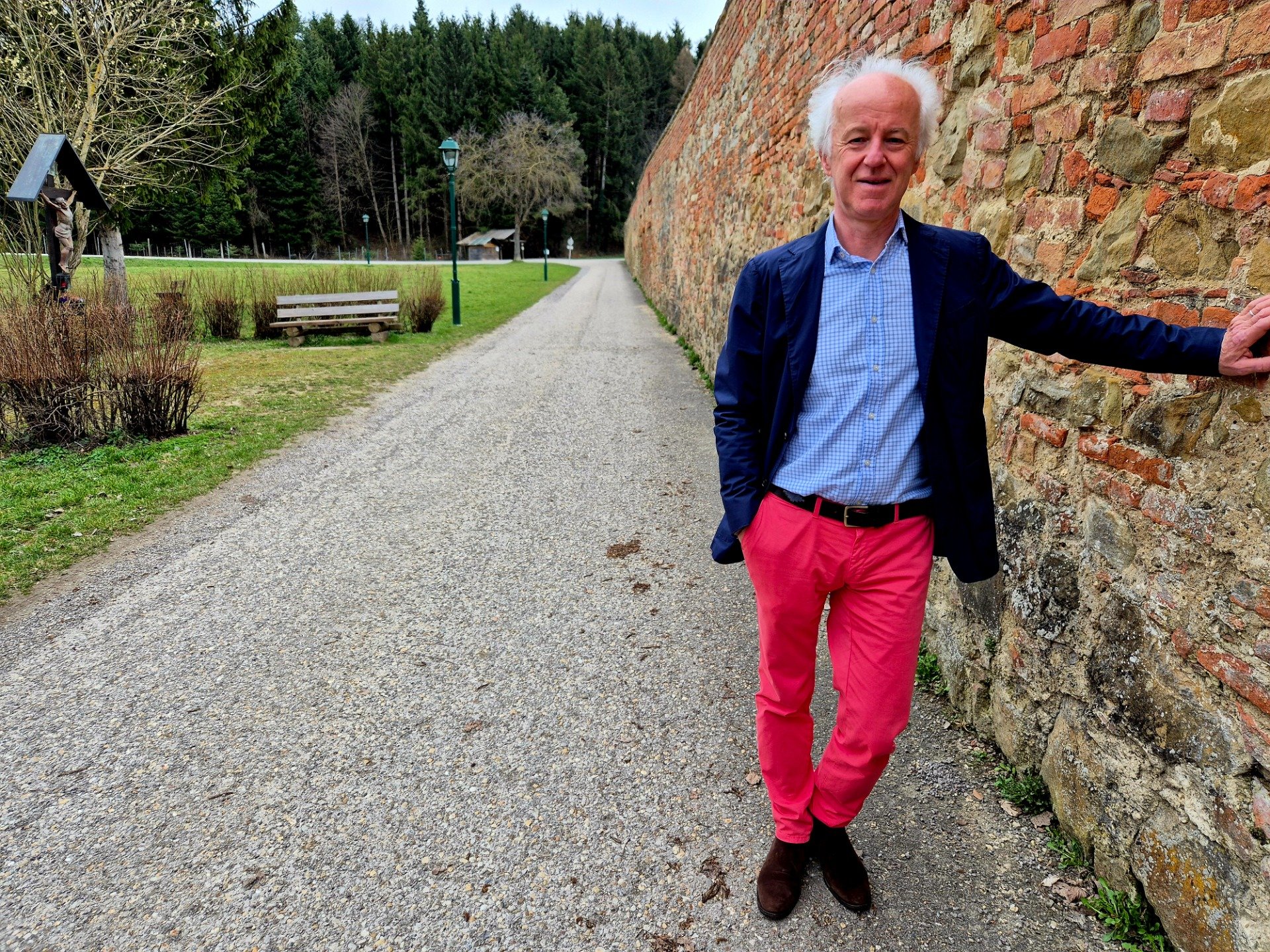 Peter Kubesch, Wirtschaftsmediator in Wien, auf einem Weg im Grünen
